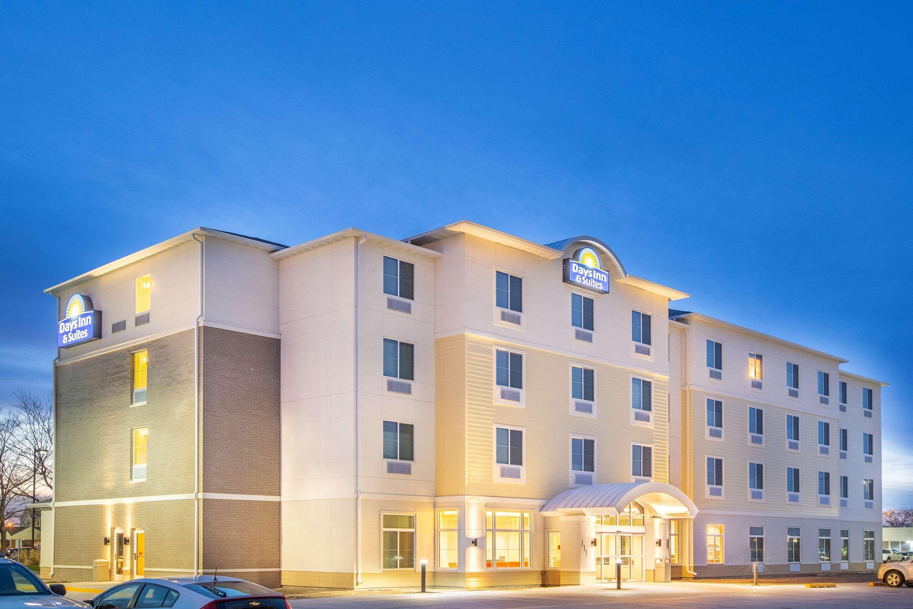 Days Inn & Suites By Wyndham Kearney Ne Exterior photo